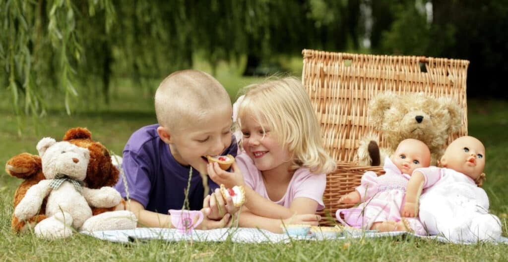 Puppen Picknick Kinder Geburtstag Spiel Aktivität