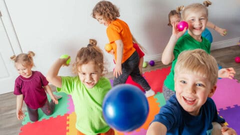 Indoor ball werfen Spiel Kinder
