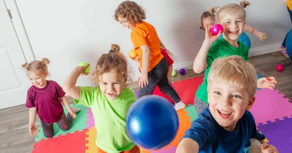 Indoor ball werfen Spiel Kinder