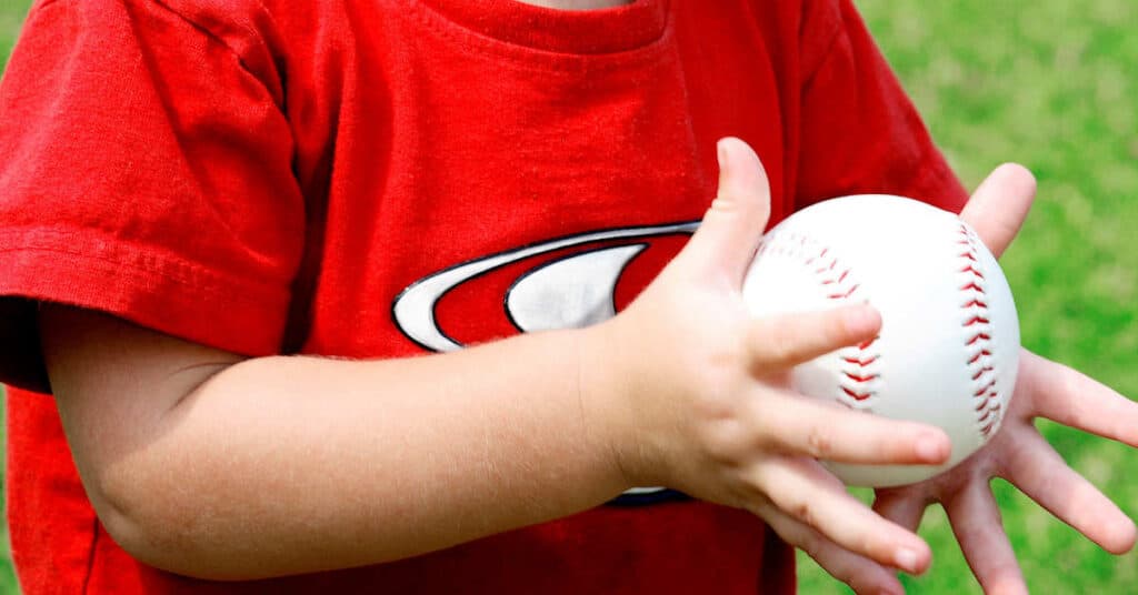 Baby Spiele mit Ball