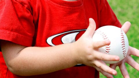 Baby Spiele mit Ball