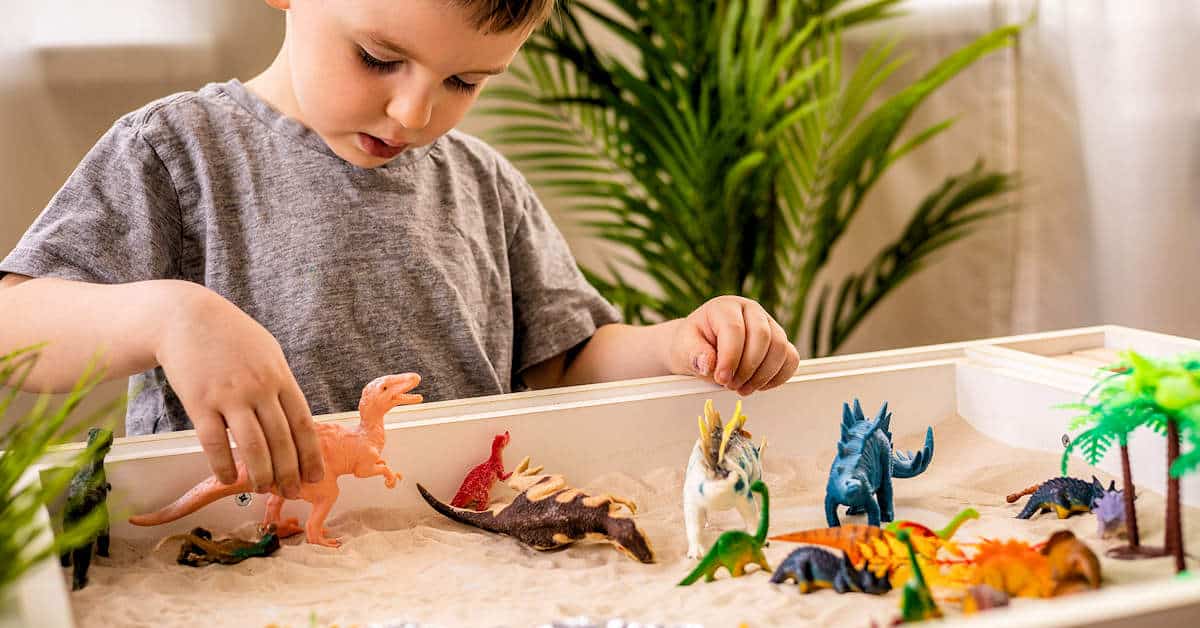 Drachen Dinos Dinosaurier Geburtstag Motto feiern Kindergeburtstag Ideen Aktivitäten basteln Einladung