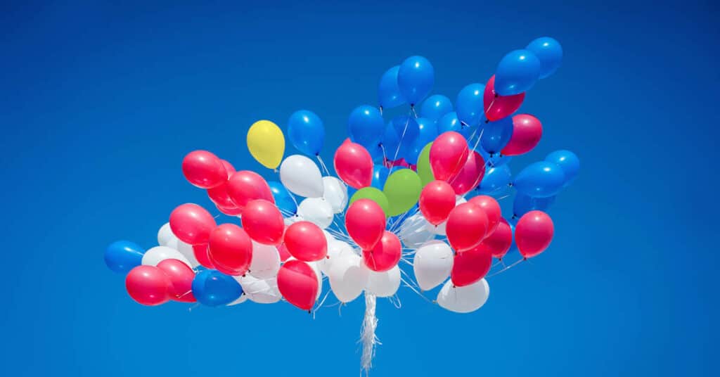 ganz viele Luftballons steigen lassen