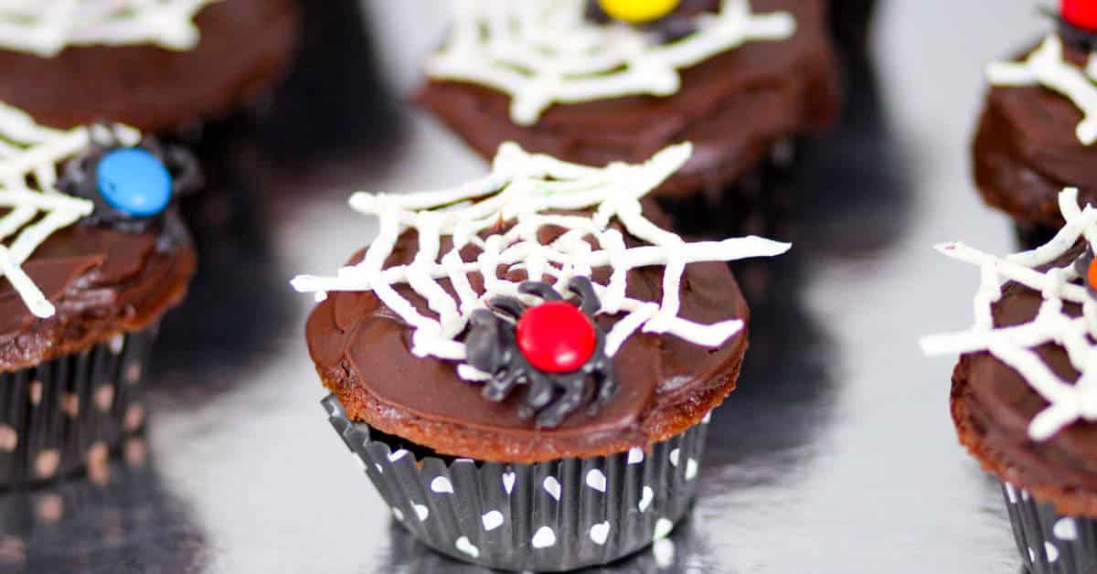 Spinnennetz cupcakes muffins Halloween Rezept Anleitung