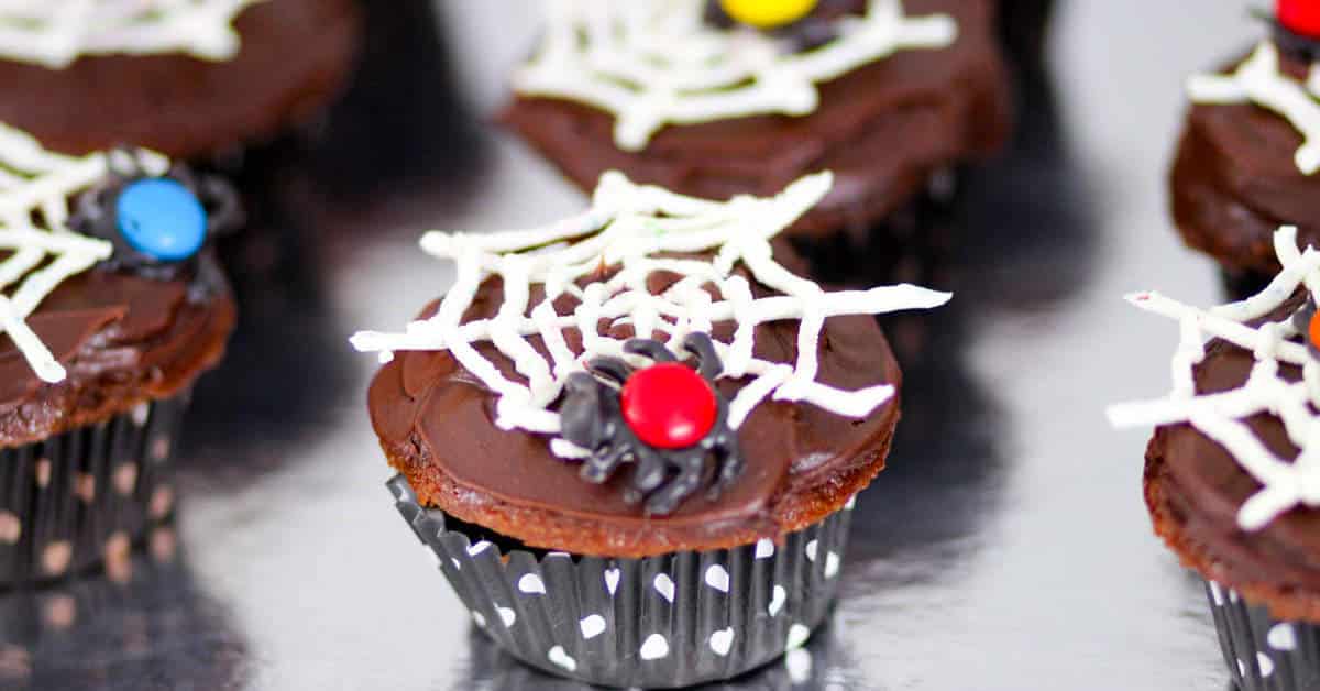 Halloween Cupcakes „Spinnennnetz“ ⋆ Kindergeburtstag Planen