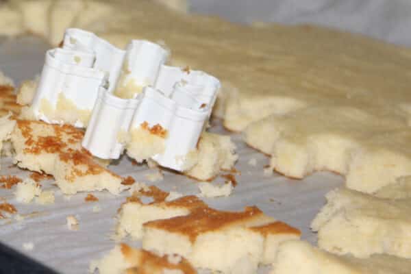 Schneeflocken aus Kuchen ausstechen