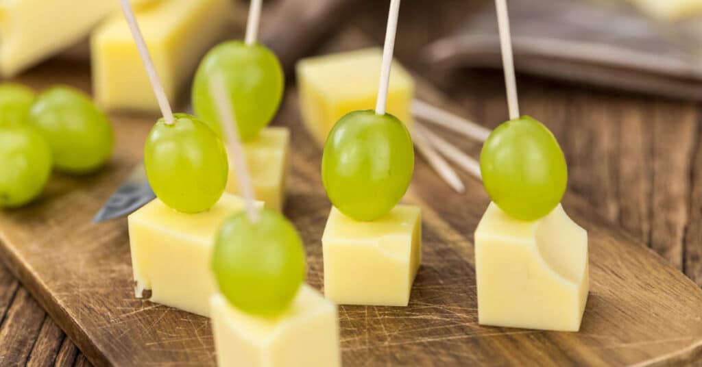 Käsewürfel mit Obst Weintrauben Erdbeeren Kindergeburtstag buffet rezept idee