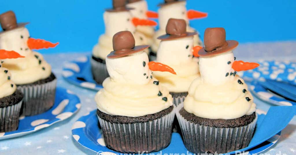 Schneemann Cupcakes mit Schokolade und Marshmallows Geburtstag Muffins Olaf Rezept Idee