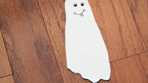 Fußabdruck Gespenster basteln Kindergeburtstag Halloween Ideen
