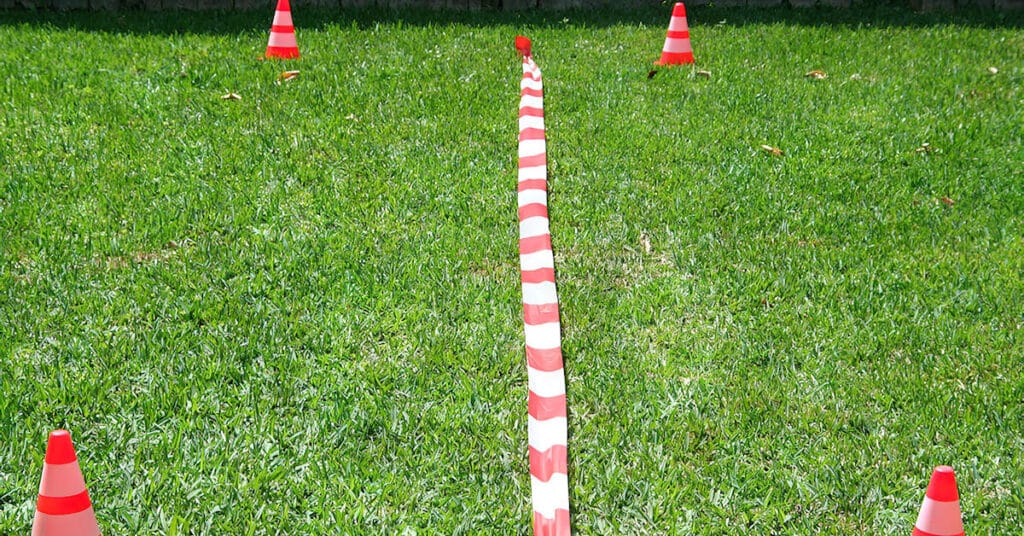 Spielfelder und Startlinien markieren mit Hütchen und Absperrband