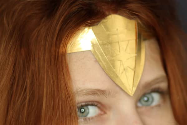 Wonderwoman Tiara basteln aus Goldpapier