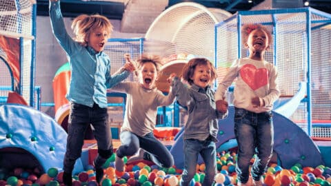 Indoor Spielplatz Kindergeburtstag feiern Tipps Vorbereitung Planung Ideen