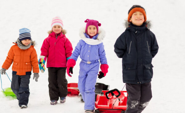 Kindergeburtstag im Winter, Winter, Kinder, Schlitten fahren, rodeln